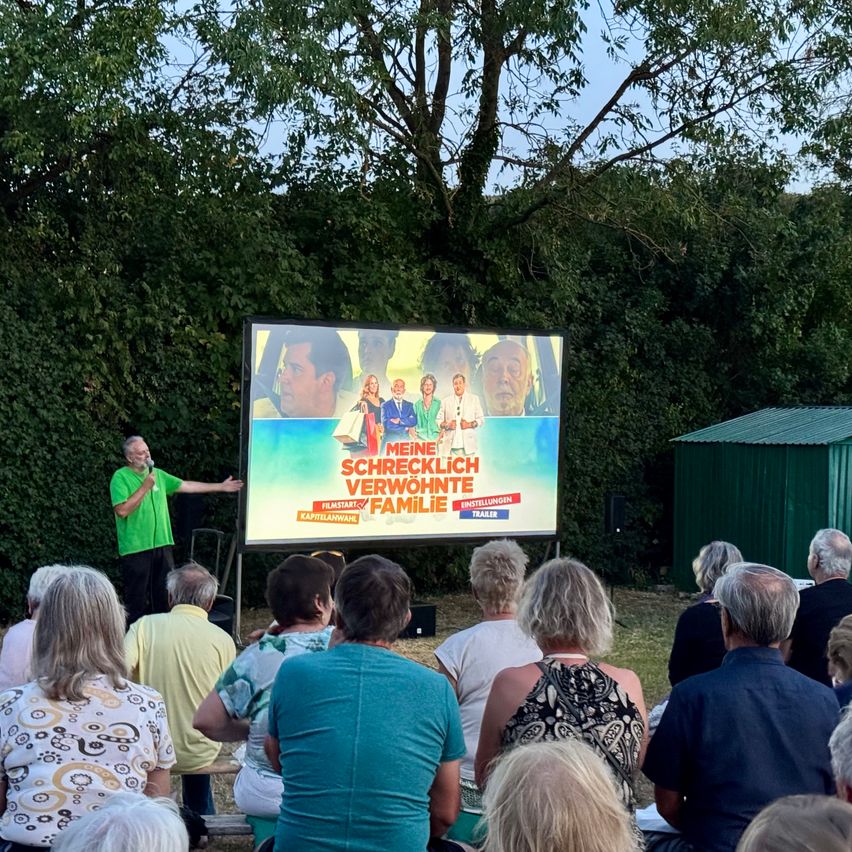 Meine schrecklich verwöhnte Familie Filmstart mit Sprecher vor Großleinwand bei Open-Air-Kino