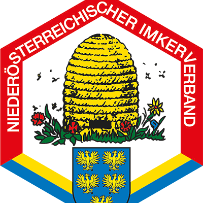Das Wappen zeigt eine sechseckige Form mit einem roten Rand. Es enthält ein Bienenstock mit gelben Sechsecken. Über dem Bienenstock befinden sich Blumen und Blätter. Unter dem Bienenstock ist ein blauer Schild mit zwei goldenen Adlern. Der Schild wird von drei gelben Streifen umrandet.