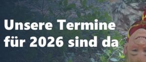 Ein Junge in einem Pfadfinderuniform hängt kopfüber an einem Ast in einem Wald. Der Text lautet 'Pfadi-Treff mit Spaß und Action' und 'Unsere Termine für 2026 sind da.'