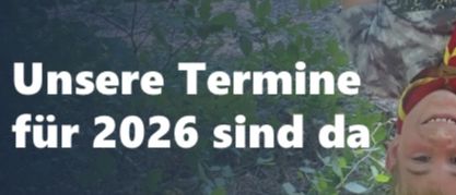 Ein Junge in einem Pfadfinderuniform hängt kopfüber an einem Ast in einem Wald. Der Text lautet 'Pfadi-Treff mit Spaß und Action' und 'Unsere Termine für 2026 sind da.'