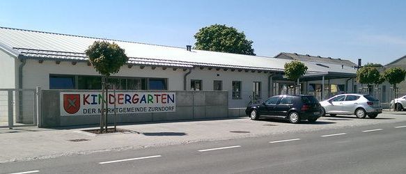 Bild enthält, Neighborhood, City, Street, Urban, Car, Vehicle, License Plate, Wheel, Indoors, Suburb