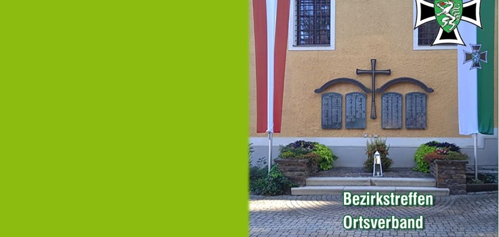 Ein Plakat mit grünem Hintergrund zeigt eine Einladung zu Bezirkstreffen Ortsverband in Markt Hartman am Sonntag, 07.06. Das Gebäude hat ein Kreuz und einen Schild an der Wand.