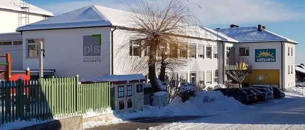 Bild enthält, Neighborhood, Outdoors, Nature, Yard, Suburb, Architecture, Building, Housing, Picket Fence