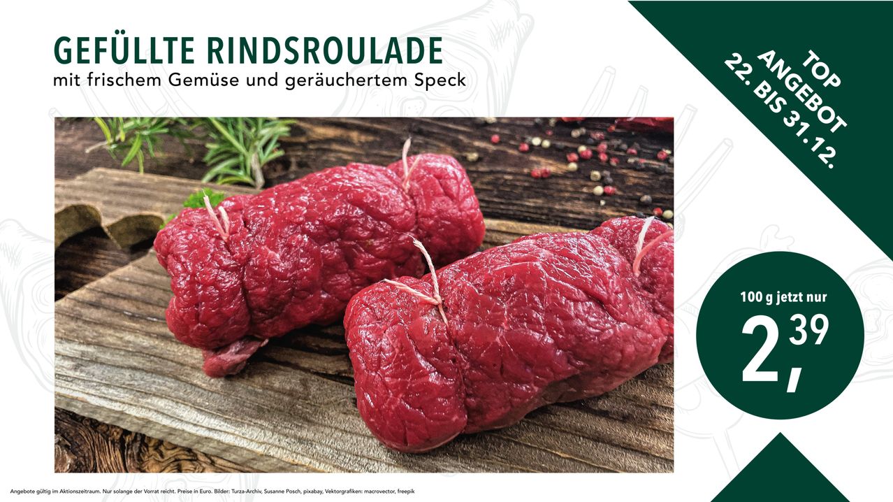 Zwei Stücke rohes Rindfleisch liegen auf einer Holzoberfläche, neben Rosmarin und Pfeffer. Das Rindfleisch ist mit weißem Faden gebunden. Das Bild hat einen Wasserzeichen in der unteren linken Ecke.