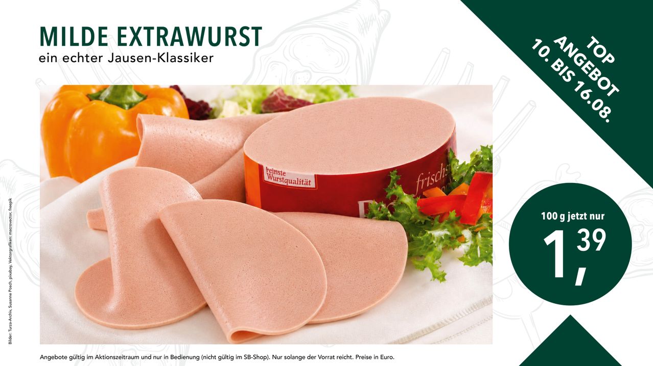 Nahaufnahme von geschnittener Strawwurst auf weißem Hintergrund mit einer roten Packung in der Mitte. Die Wurst ist von Salat und Paprika umgeben.