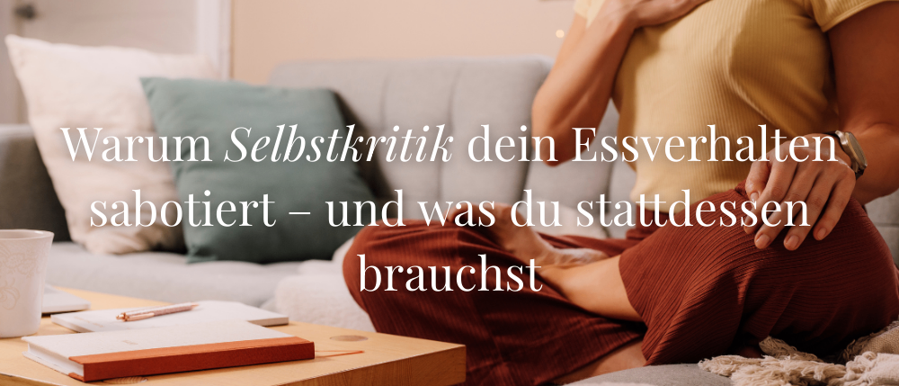 Eine Frau im Wohnzimmer praktiziert Selbstkritik, mit Textüberlagerung im Bild.