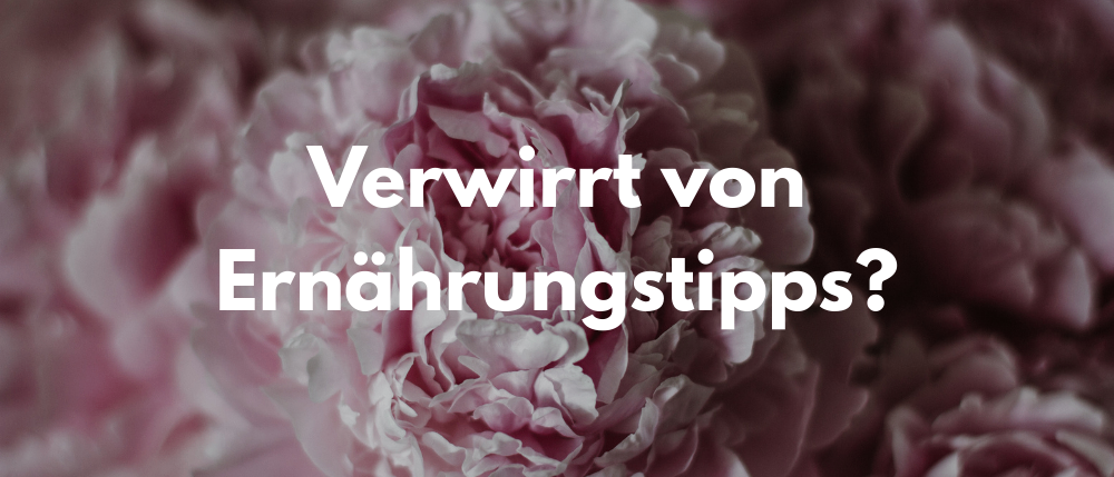 Nahaufnahme einer rosa Blume mit den Worten 'Verwirrt von Ernahrungstipps?' darüber.