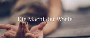 Eine Hand mit schwarzen Nägeln zeigt nach oben, mit den Worten 'Die Macht der Worte' darüber.