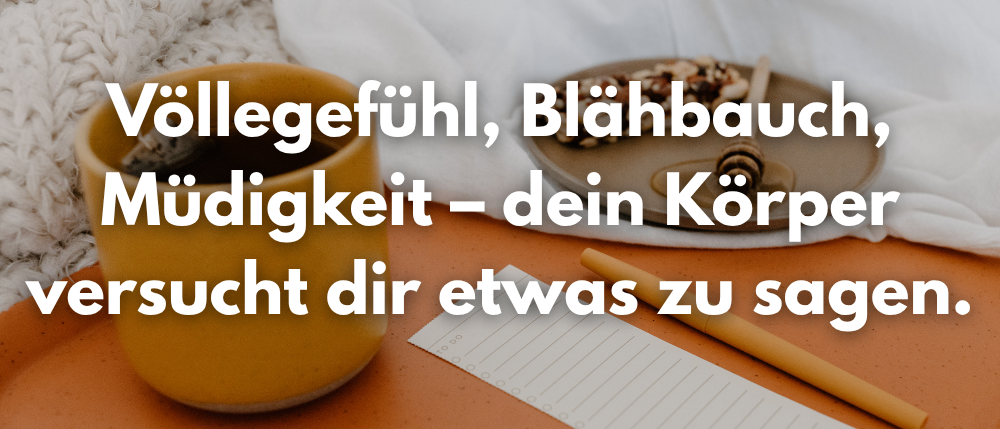 Eine Tasse Kaffee, eine Platte mit Nüssen und ein Notizbuch deuten darauf hin, dass Ihr Körper versucht, etwas zu kommunizieren.