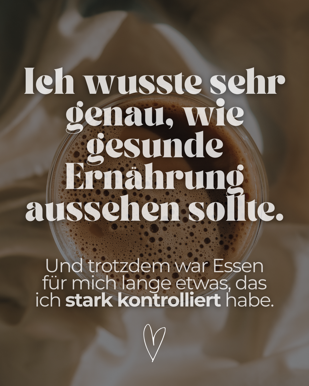 Ein Kaffeebecher wird mit einem Zitat gezeigt, das lautet 'Ich wusste genau, wie gesunde Ernährung aussehen sollte. Und trotzdem war Essen für mich lange etwas, das ich stark kontrolliert habe.'