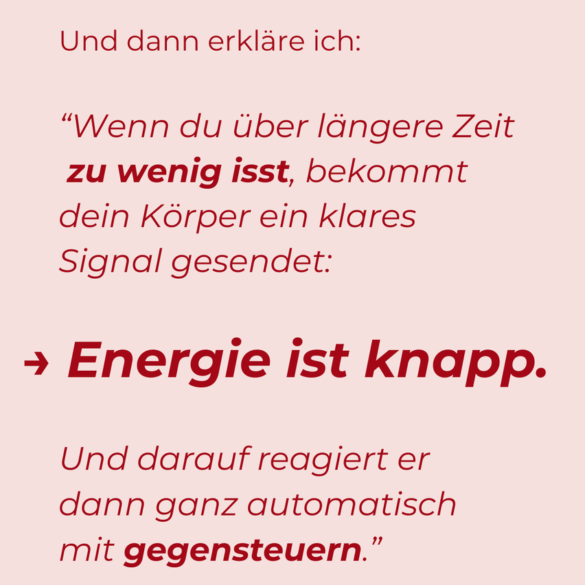Rosa Hintergrund mit fetter roter Schrift: 'Und dann erkläre ich: Wenn du über längere Zeit zu wenig isst, sendet dein Körper ein klares Signal: Energie ist knapp. Und darauf reagiert er dann ganz automatisch mit gegensteuern.'