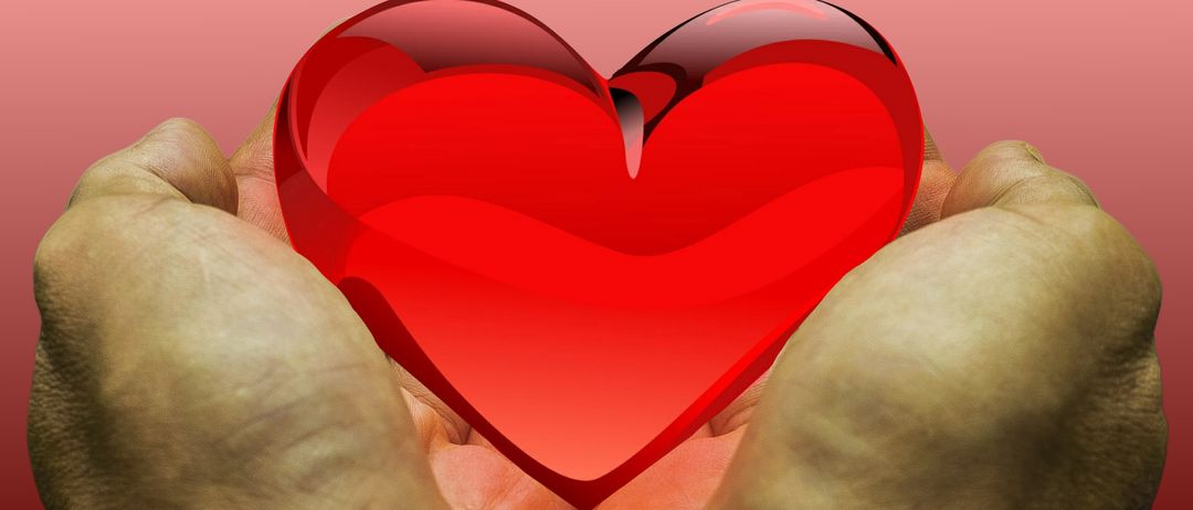 Ein Paar Hände hält ein durchscheinendes rotes Herz vor einem rosa Hintergrund. Das Herz scheint zu schmelzen und symbolisiert tiefe Emotionen.