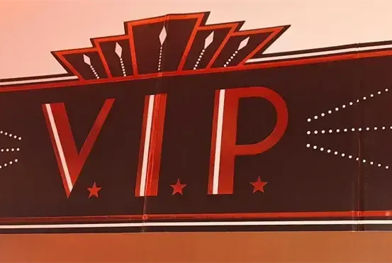 Ein rotes Schild mit weißen Sternen und einem geometrischen Muster sagt VIP in großen roten Buchstaben.