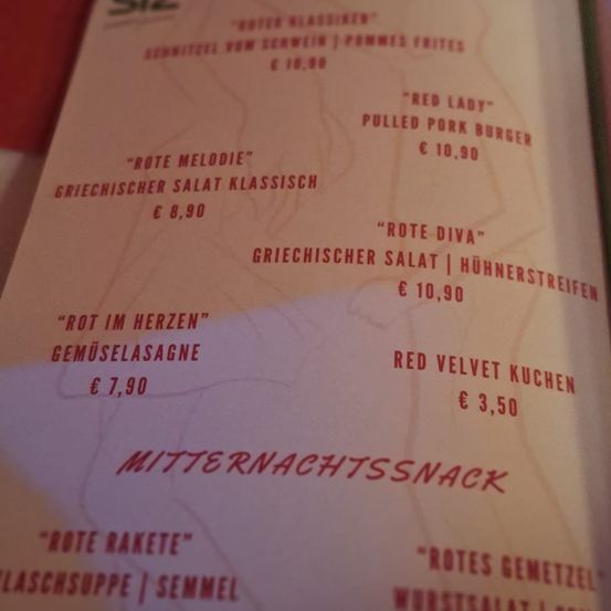 Ein Menü bietet verschiedene Gerichte: Griechischer Salat Klassisch für €8,90, Griechischer Salat mit Hühnerstreifen für €10,90 und Roter Samtkuchen für €3,50.
