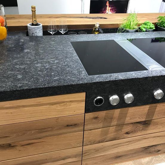 Bild enthält, Indoors, Interior Design, Kitchen, Sink, Cooktop, Electrical Device, Switch, Plant