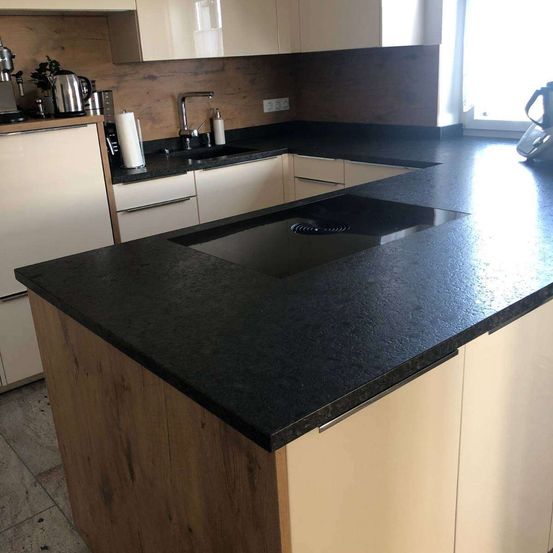 Bild enthält, Indoors, Interior Design, Kitchen, Cooktop, Kitchen Island, Floor, Sink, Sink Faucet