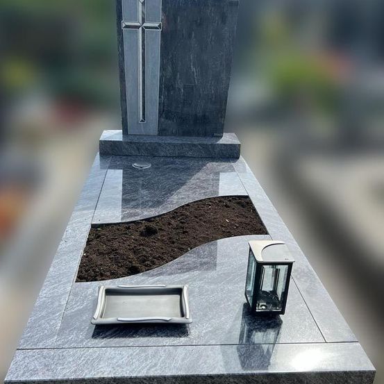 Bild enthält, Tomb, Gravestone, Axe, Device, Tool, Weapon