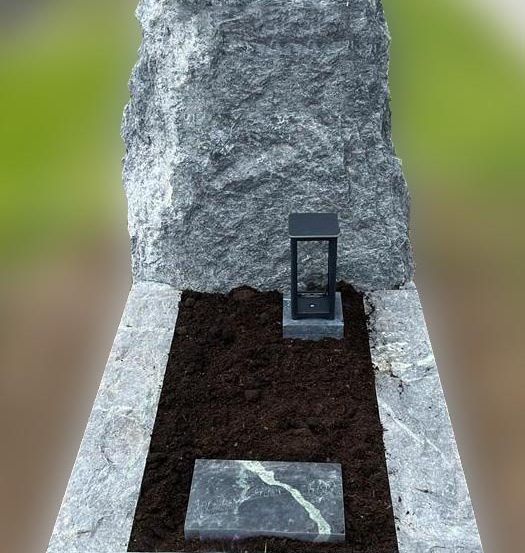 Bild enthält, Rock, Gravestone, Tomb, Slate