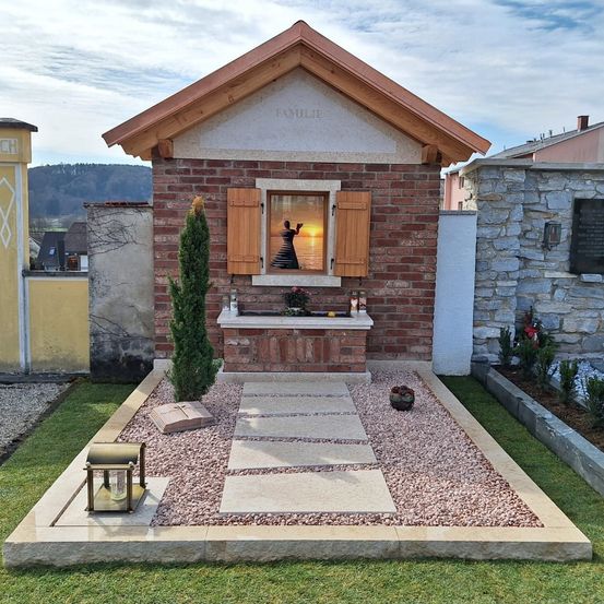 Bild enthält, Architecture, Building, Housing, Grass, Plant, House, Portico, Lamp, Person, Outdoors