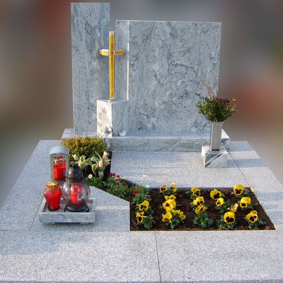 Bild enthält, Flower, Flower Arrangement, Plant, Flower Bouquet, Cross, Symbol, Altar, Prayer, Tomb, Gravestone