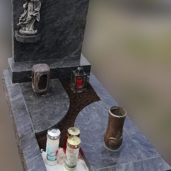 Bild enthält, Person, Tomb, Gravestone, Altar, Architecture, Building, Church, Prayer