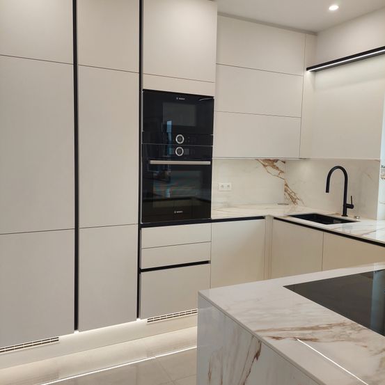 Bild enthält, Indoors, Interior Design, Sink, Sink Faucet, Architecture, Building, Kitchen, Electrical Device, Microwave, Oven