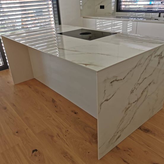 Bild enthält, Indoors, Interior Design, Wood, Floor, Table, Kitchen, Hardwood, Tabletop, Kitchen Island, Cooktop