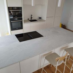 Bild enthält, Indoors, Interior Design, Furniture, Table, Tabletop, Kitchen, Floor, Cooktop, Microwave, Kitchen Island