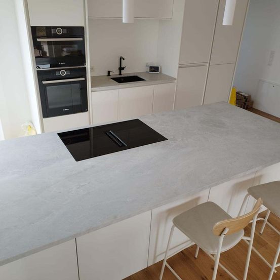 Bild enthält, Indoors, Interior Design, Furniture, Table, Tabletop, Kitchen, Floor, Cooktop, Microwave, Kitchen Island