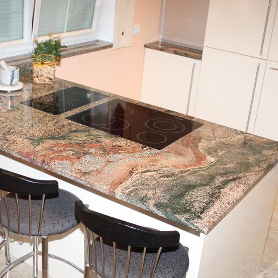 Bild enthält, Indoors, Kitchen, Kitchen Island, Chair, Table, Tabletop, Cooktop, Plant, Granite, Interior Design