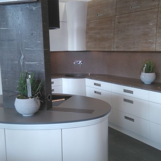 Bild enthält, Indoors, Interior Design, Kitchen, Plant, Potted Plant, Flower Arrangement, Floor, Flooring, Furniture, Sink Faucet