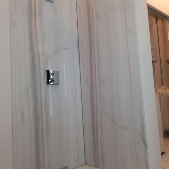 Bild enthält, Indoors, Interior Design, Bathroom, Room, Shower