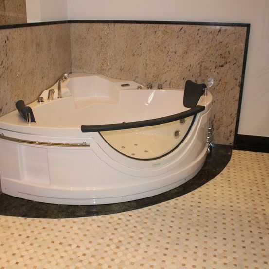 Bild enthält, Tub, Floor, Flooring, Indoors, Interior Design, Bathing, Bathtub, Person, Hot Tub, Home Decor