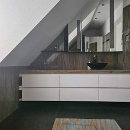 Bild enthält, Indoors, Interior Design, Floor, Home Decor, Building, House, Housing, Loft, Sideboard, Flooring