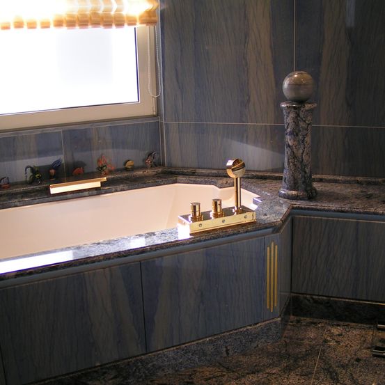 Bild enthält, Architecture, Building, Bathing, Indoors, Interior Design, Tub, Bathtub, Person, Sink, Sink Faucet