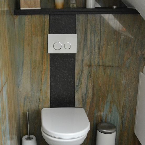 Bild enthält, Indoors, Bathroom, Room, Toilet, Candle