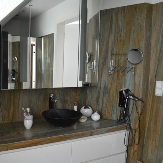 Bild enthält, Indoors, Interior Design, Sink, Sink Faucet, Architecture, Building