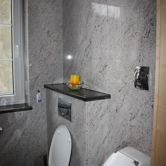 Bild enthält, Indoors, Bathroom, Room, Toilet, Candle