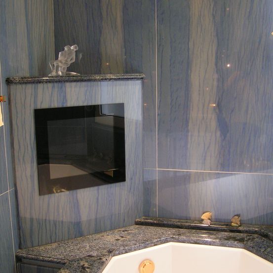 Bild enthält, Indoors, Interior Design, Tub, Wood, Bathing, Bathtub, Person, Fireplace, Floor, Plywood