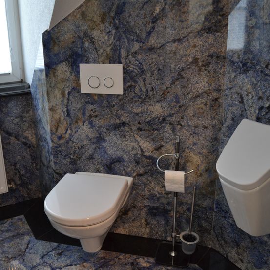 Bild enthält, Indoors, Bathroom, Room, Toilet, Interior Design, Bathing