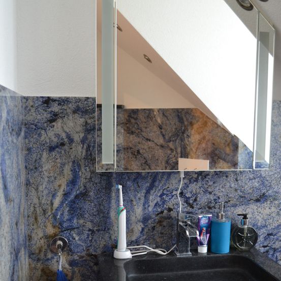 Bild enthält, Indoors, Interior Design, Sink, Sink Faucet, Electrical Device, Switch