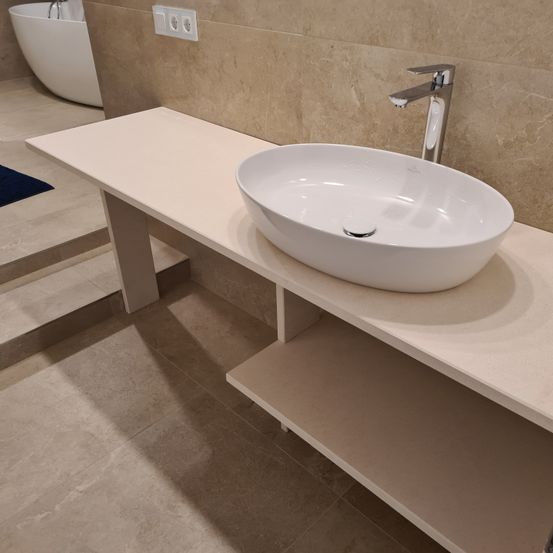 Bild enthält, Basin, Sink, Sink Faucet