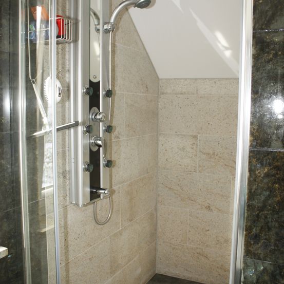 Bild enthält, Indoors, Bathroom, Room, Shower