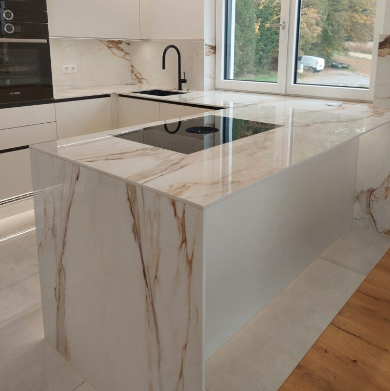 Bild enthält, Indoors, Kitchen, Kitchen Island, Sink, Sink Faucet, Interior Design