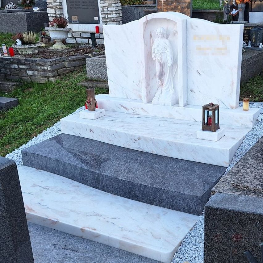 Bild enthält, Tomb, Gravestone, Plant, Person