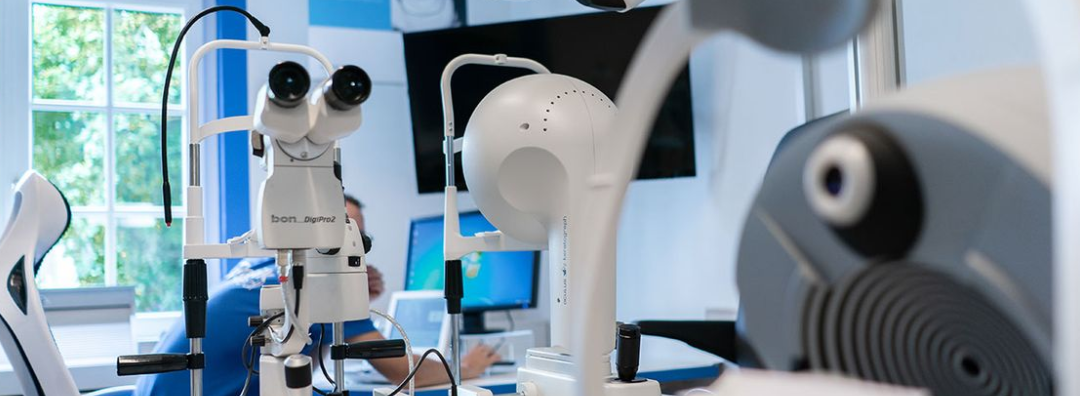 Bild enthält, Architecture, Building, Hospital, Clinic, Person, Laboratory, Operating Theatre, Hardware, Monitor, Screen