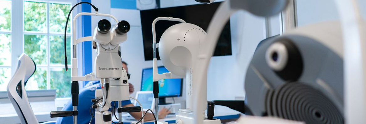 Bild enthält, Architecture, Building, Hospital, Clinic, Person, Laboratory, Operating Theatre, Hardware, Monitor, Screen