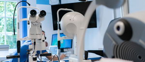 Bild enthält, Architecture, Building, Hospital, Clinic, Person, Laboratory, Operating Theatre, Hardware, Monitor, Screen