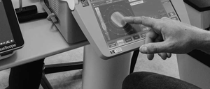 Bild enthält, Computer, Electronics, Adult, Male, Man, Person, Tablet Computer, Laptop, Pc