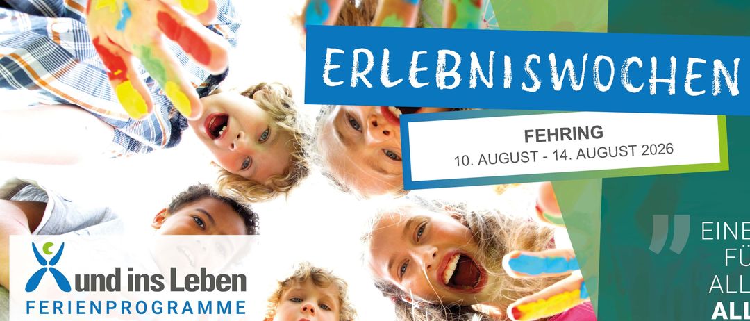 Ein Poster mit mehreren Kindergesichtern im Hintergrund. Der Titel lautet 'Erlebnis', darunter das Datum '10. August'. In der unteren linken Ecke steht 'en'. In der unteren rechten Ecke steht 'ME'.